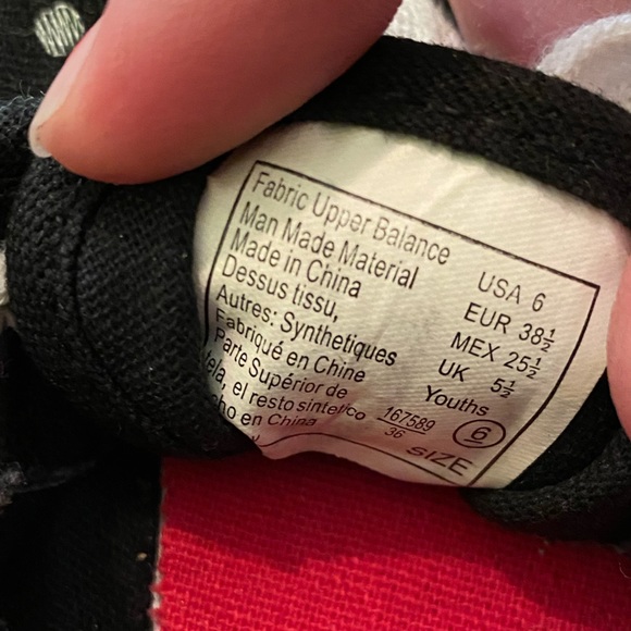 Mini mouse sneakers women’s size 6 - Picture 2 of 3